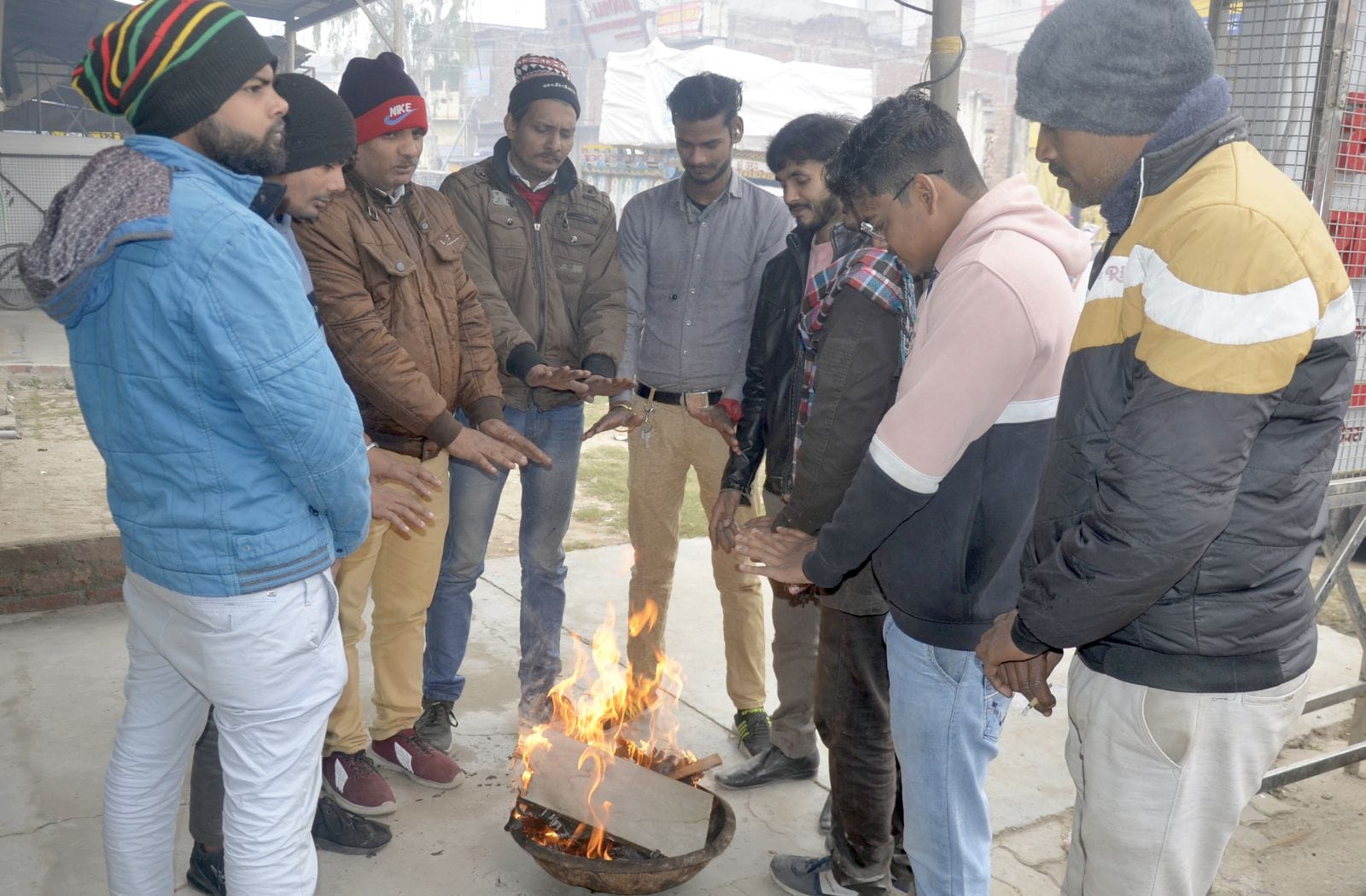 शनिवार को कोहरे लाइट जलाकर निकलते बाइक सवार। संवाद