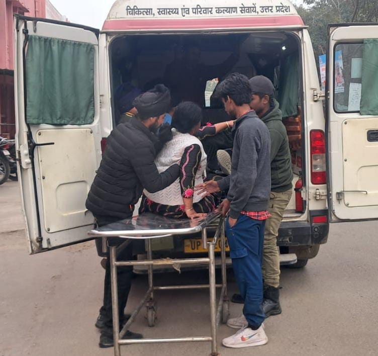 दुर्घटना के बाद क्षतिग्रस्त गांड़ी व लगी भीड़ । स्रोत - पुलिस दुर्घटना के बाद क्षतिग्रस्त गांड़ी व लगी भीड़ । स्रोत - पुलिस