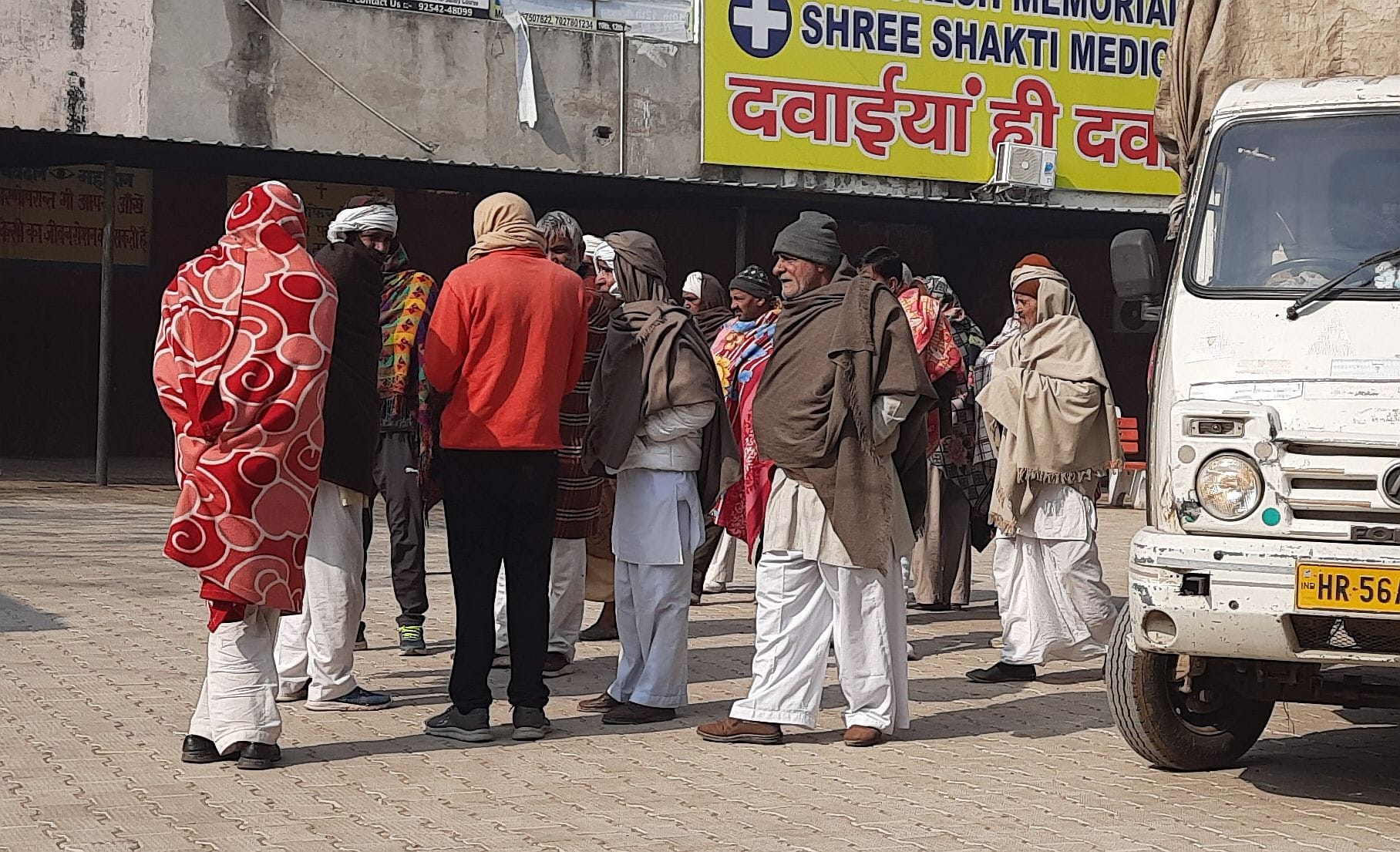 14जेएनडी18: नागरिक अस्पताल में शव को पोस्टमार्टम करवाने आए परिजन। संवाद। 14जेएनडी18: नागरिक अस्पताल में शव को पोस्टमार्टम करवाने आए परिजन। संवाद।