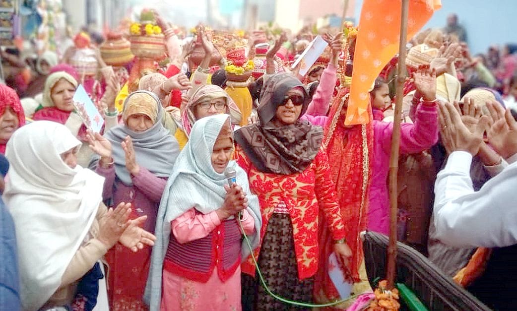 14जेएनडी22: खेड़ा खेमावती गांव में निकाली जा रही पूजित अक्षत कलश यात्रा। संवाद 14जेएनडी22: खेड़ा खेमावती गांव में निकाली जा रही पूजित अक्षत कलश यात्रा। संवाद
