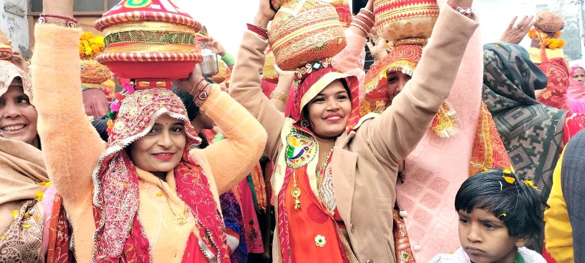 14जेएनडी22: खेड़ा खेमावती गांव में निकाली जा रही पूजित अक्षत कलश यात्रा। संवाद 14जेएनडी22: खेड़ा खेमावती गांव में निकाली जा रही पूजित अक्षत कलश यात्रा। संवाद