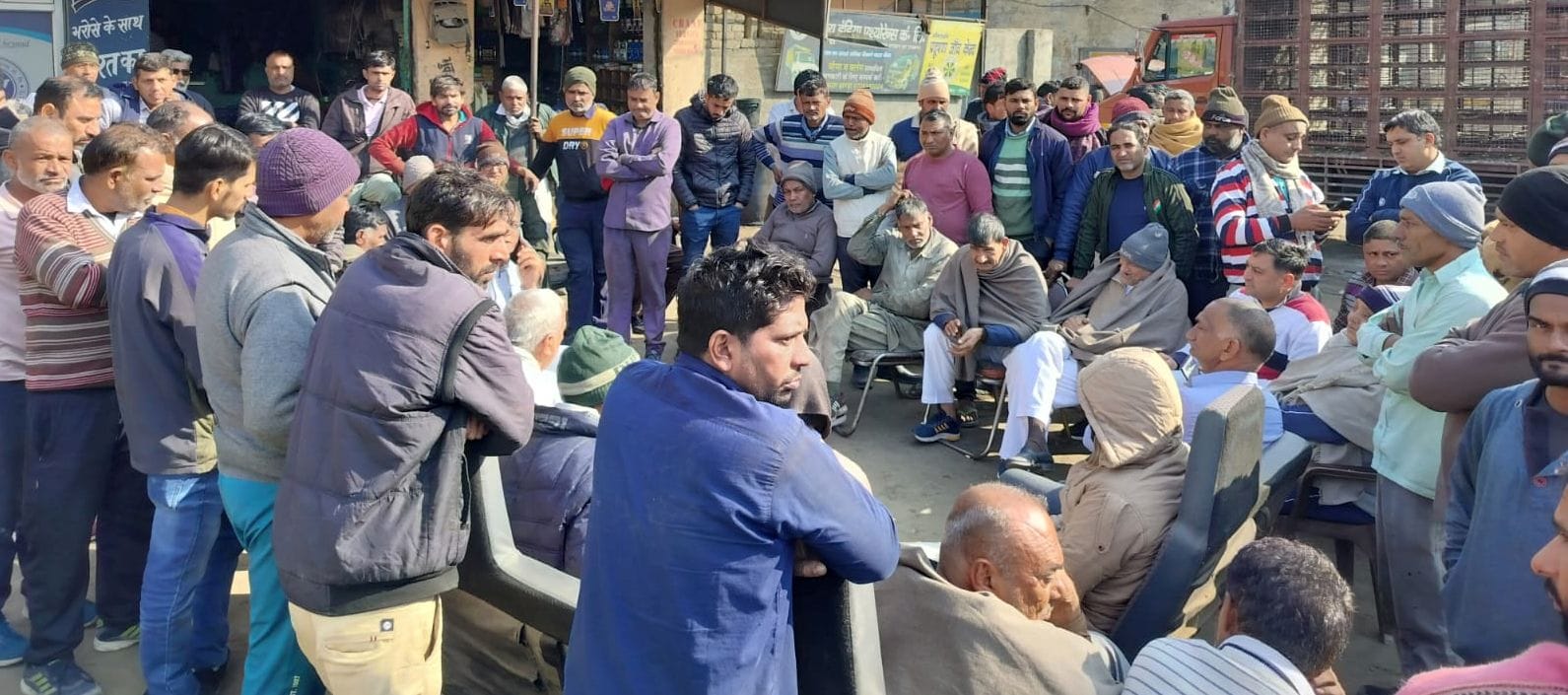 14जेएनडी24: जरुरतमंद महिलाओं को गेहूं के चैक वितरित करते हुए अतिथि। स्वयं 14जेएनडी24: जरुरतमंद महिलाओं को गेहूं के चैक वितरित करते हुए अतिथि। स्वयं