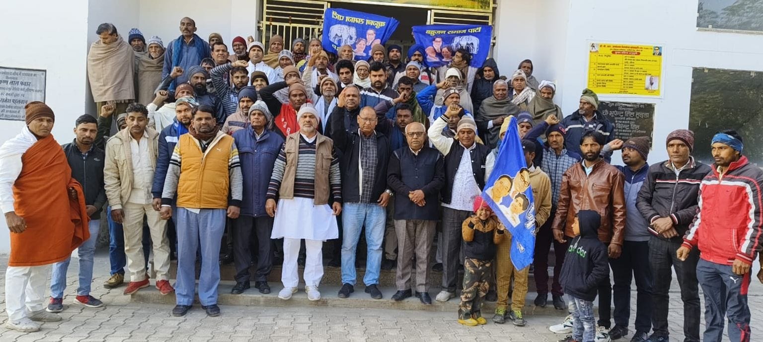 15जेएनडी03-गुरु रविदास धर्मशाला में मायावती का जन्मदिन मनाते बसपा पदाधिकारी। विज्ञप्ति