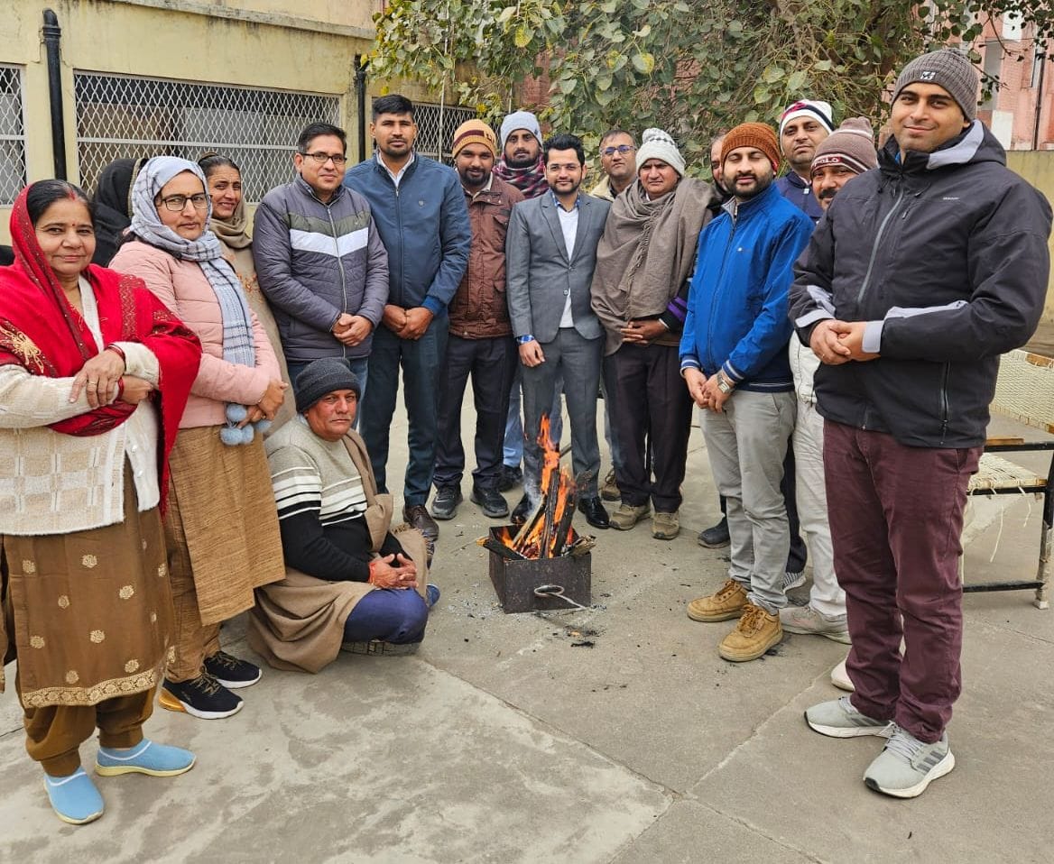 15जेएनडी42 : हरियाणा राज्य कृषि विपणन मंडल कार्यालय में मकर संक्रांति का पर्व मनाते अधिकारी 