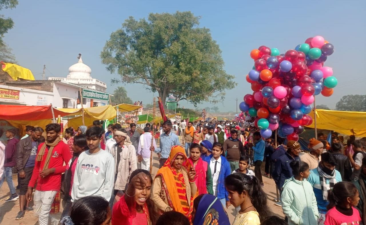मंकर संक्राति पर्व पर प्रभाषगिरी पर्वत पर लुफ्त उठाते लोग। संवाद मंकर संक्राति पर्व पर प्रभाषगिरी पर्वत पर लुफ्त उठाते लोग। संवाद