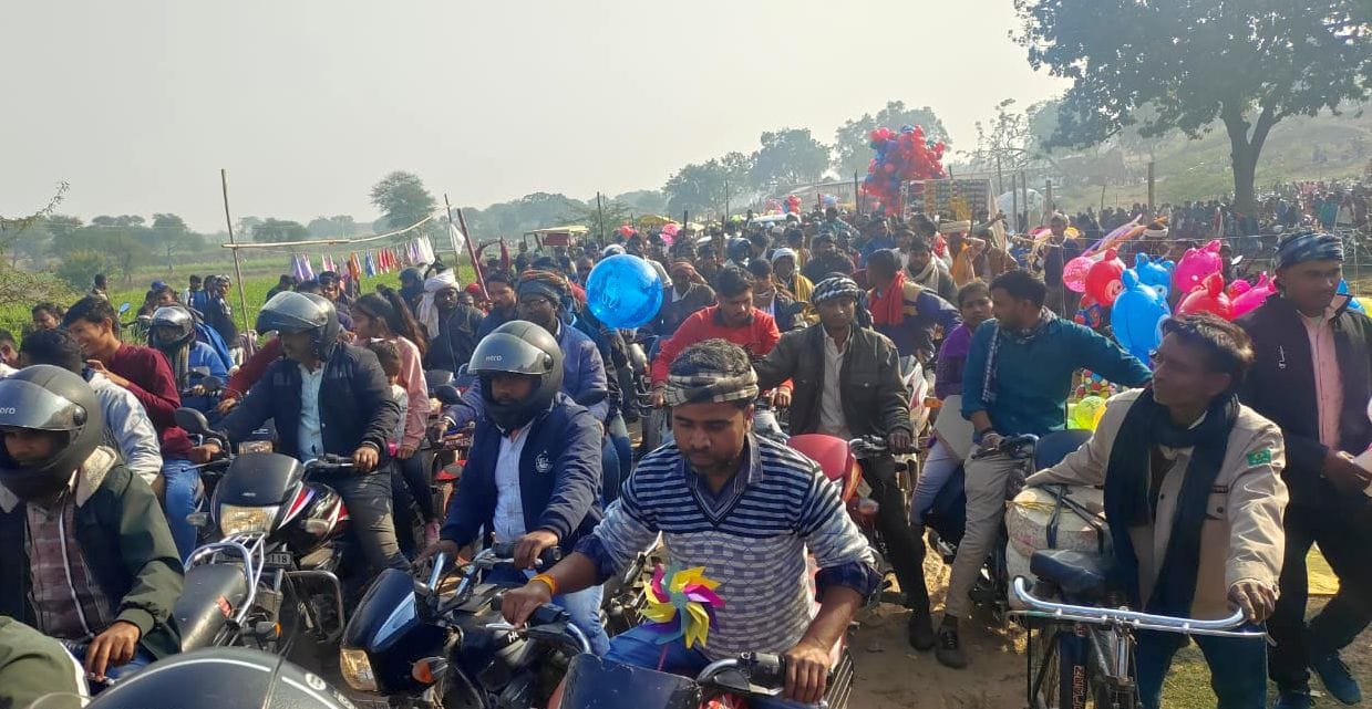 मंकर संक्राति पर्व पर प्रभाषगिरी पर्वत पर लुफ्त उठाते लोग। संवाद मंकर संक्राति पर्व पर प्रभाषगिरी पर्वत पर लुफ्त उठाते लोग। संवाद