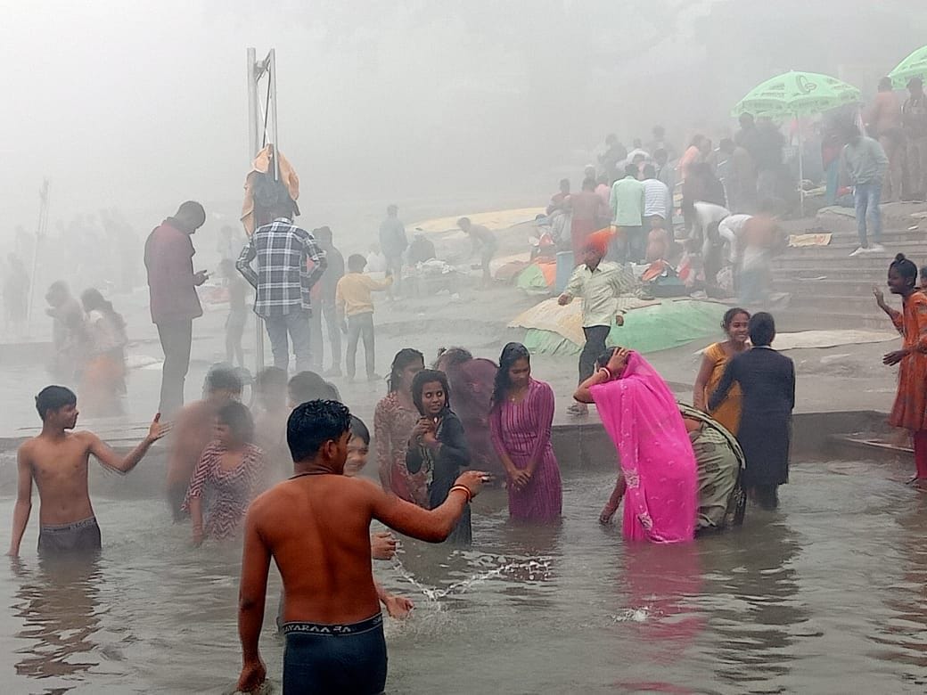 मंकर संक्राति पर्व पर प्रभाषगिरी पर्वत पर लुफ्त उठाते लोग। संवाद मंकर संक्राति पर्व पर प्रभाषगिरी पर्वत पर लुफ्त उठाते लोग। संवाद