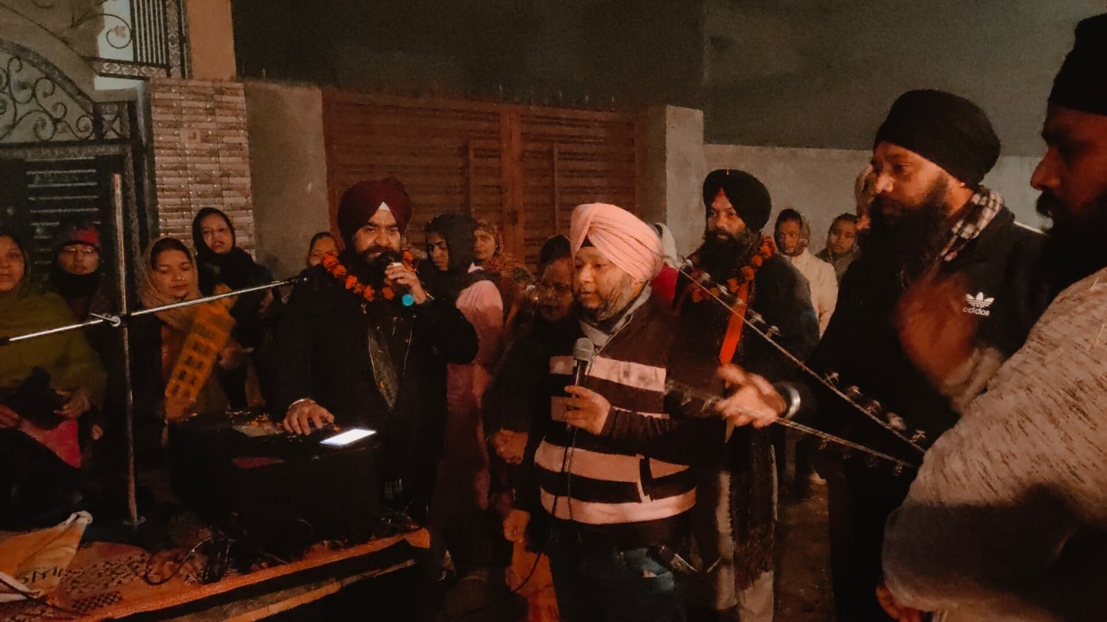 नगर कीर्तन के दौरान पांच प्यारों का स्वागत करती संगत। संस्था नगर कीर्तन के दौरान पांच प्यारों का स्वागत करती संगत। संस्था