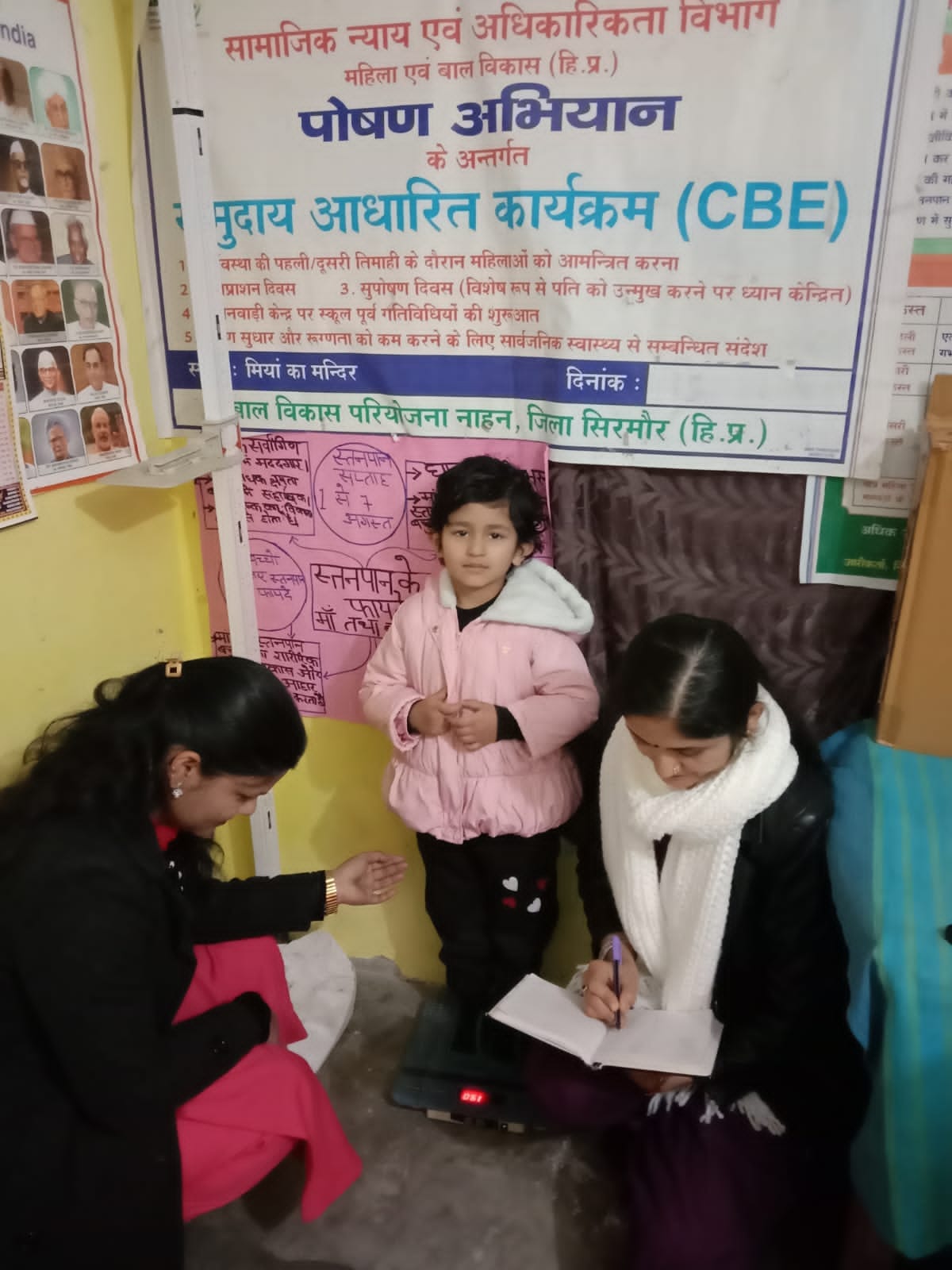नाहन में आंगनबाड़ी केंद्र मिया के मंदिर में बच्चे का वजन नापती आंगनबाड़ी कार्यकर्ता बबली शर्मा। नाहन में आंगनबाड़ी केंद्र मिया के मंदिर में बच्चे का वजन नापती आंगनबाड़ी कार्यकर्ता बबली शर्मा।