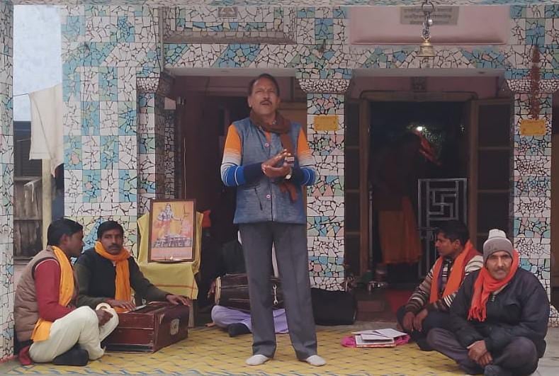 पूरनपुर क्षेत्र के मंदिर में साफ सफाई करते लोग । स्रोत - स्वयं पूरनपुर क्षेत्र के मंदिर में साफ सफाई करते लोग । स्रोत - स्वयं