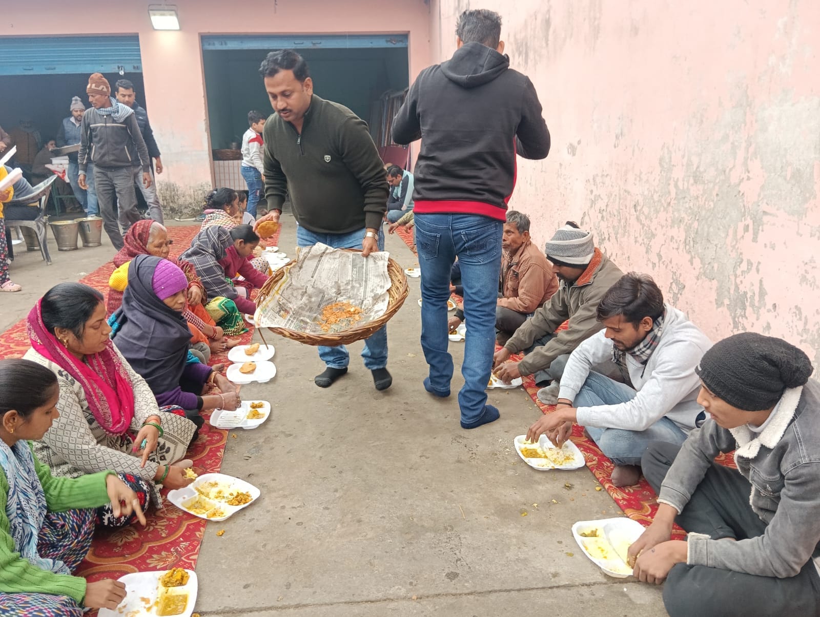 स्काउट गाइड भवन पर आयोजित हवन में मौजूद लोग । स्रोत - स्काउट
