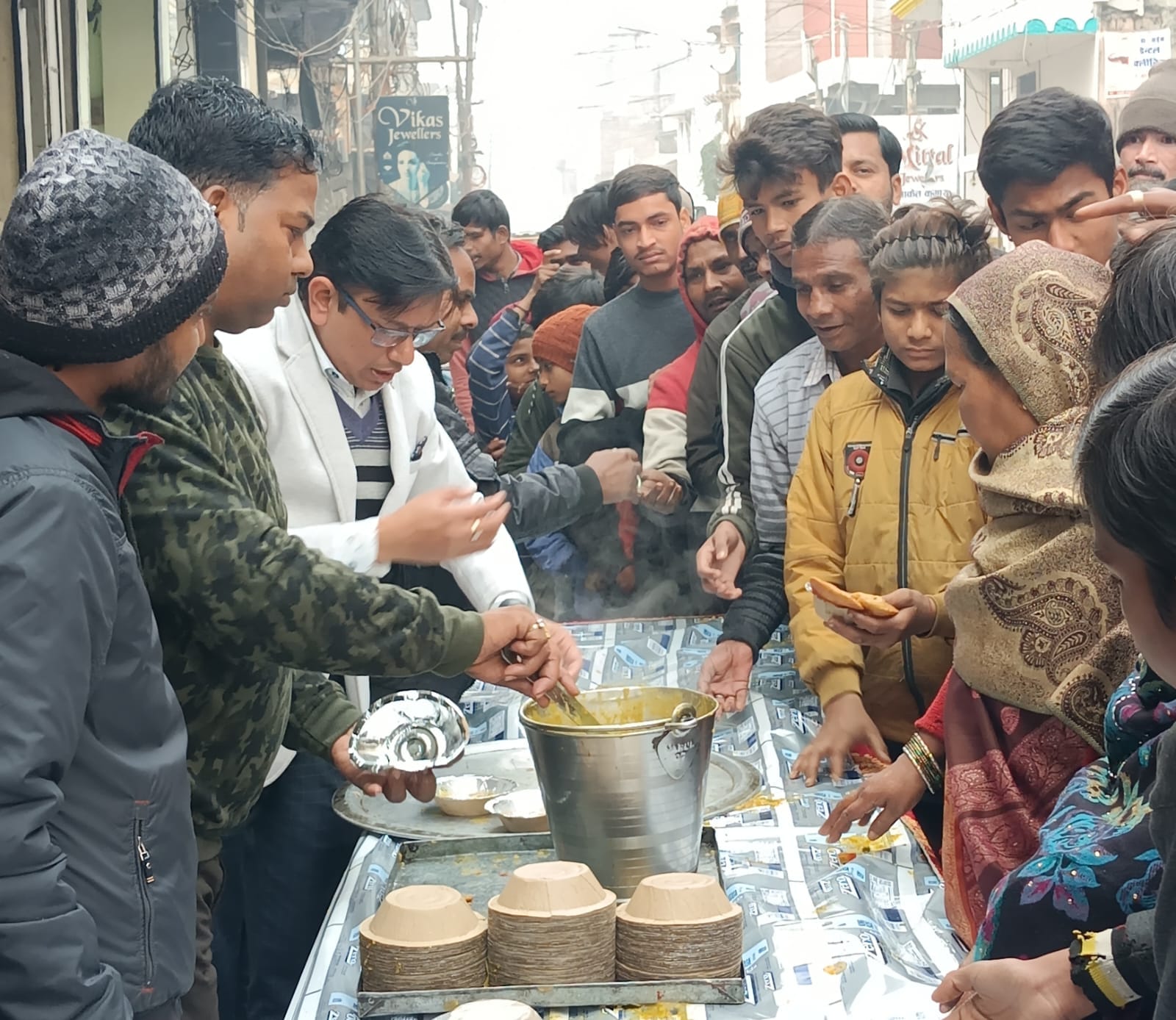 स्काउट गाइड भवन पर आयोजित हवन में मौजूद लोग । स्रोत - स्काउट