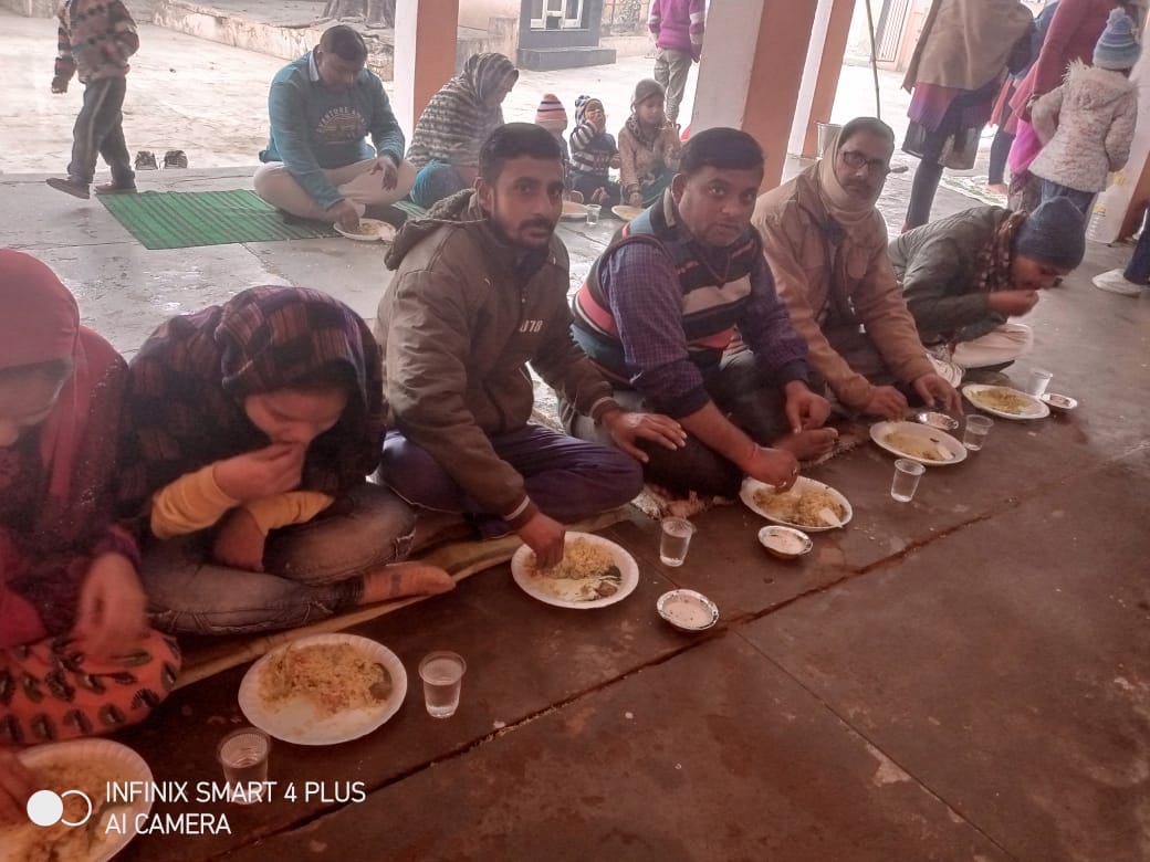 स्काउट गाइड भवन पर आयोजित हवन में मौजूद लोग । स्रोत - स्काउट
