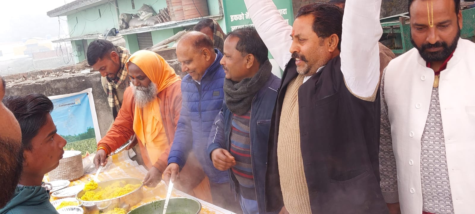 स्काउट गाइड भवन पर आयोजित हवन में मौजूद लोग । स्रोत - स्काउट