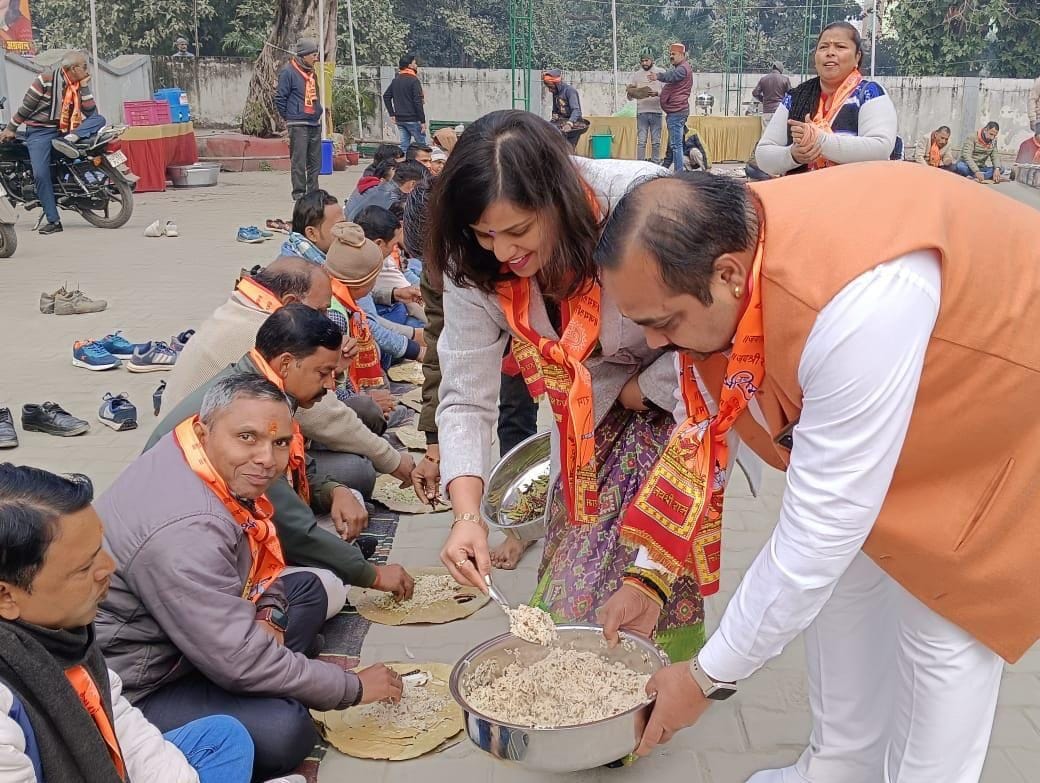 स्काउट गाइड भवन पर आयोजित हवन में मौजूद लोग । स्रोत - स्काउट