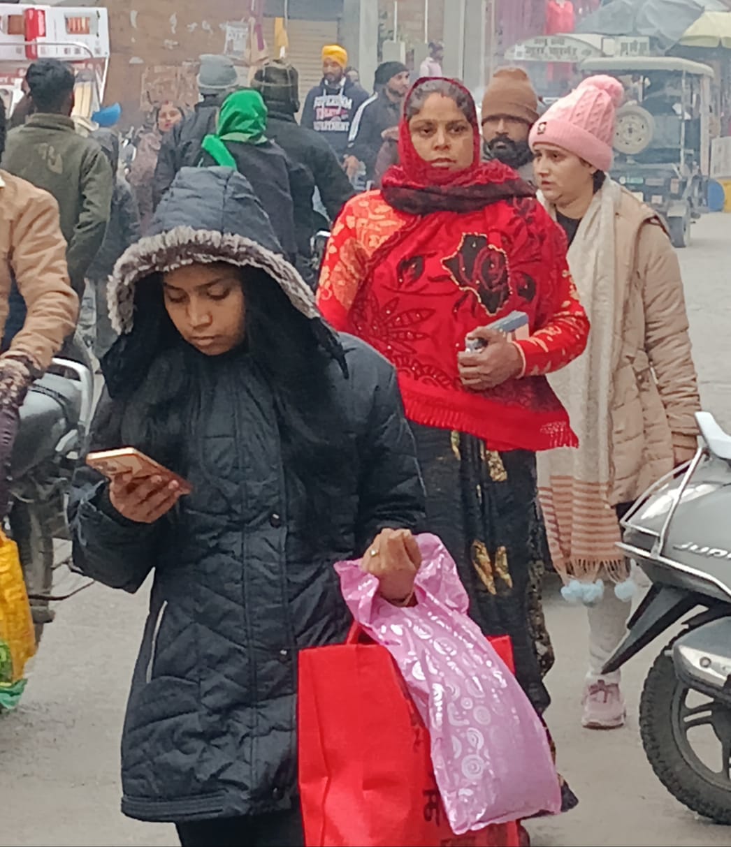 शहर में रविवार को आसमान में छाया धना कोहरा । संवाद शहर में रविवार को आसमान में छाया धना कोहरा । संवाद