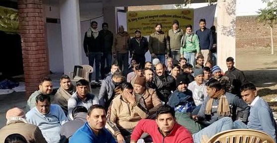 15जेएनडी16: पटवार भवन में धरने पर बैठे पटवारी।
