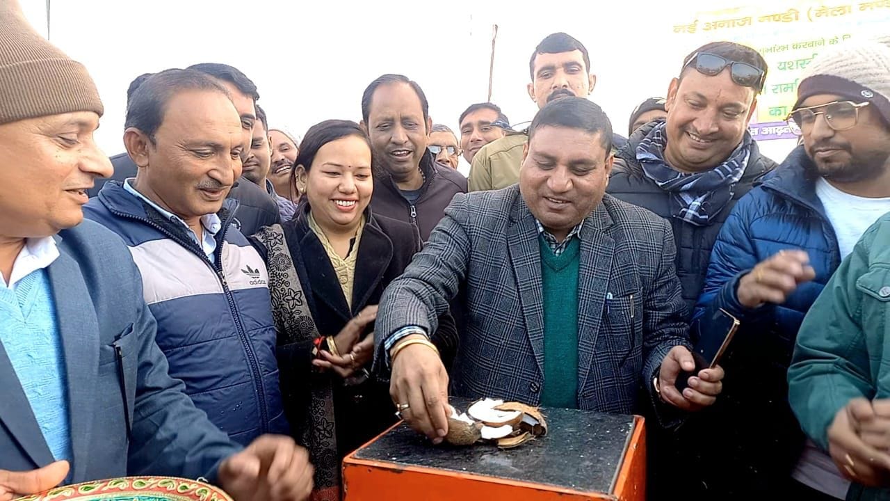 15जेएनडी17-नारियल फोडक़र शिलान्यास करते हुए विधायक रामनिवास सुरजाखेड़ा। संवाद 15जेएनडी17-नारियल फोडक़र शिलान्यास करते हुए विधायक रामनिवास सुरजाखेड़ा। संवाद