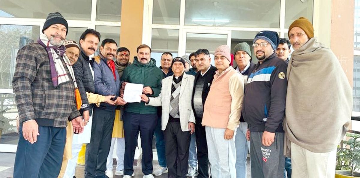 15जेएनडी20-नायब तसलीदार को ज्ञापन सौंपते हुए विभिन्न संगठनों के पदाधिकारीगण। संवाद