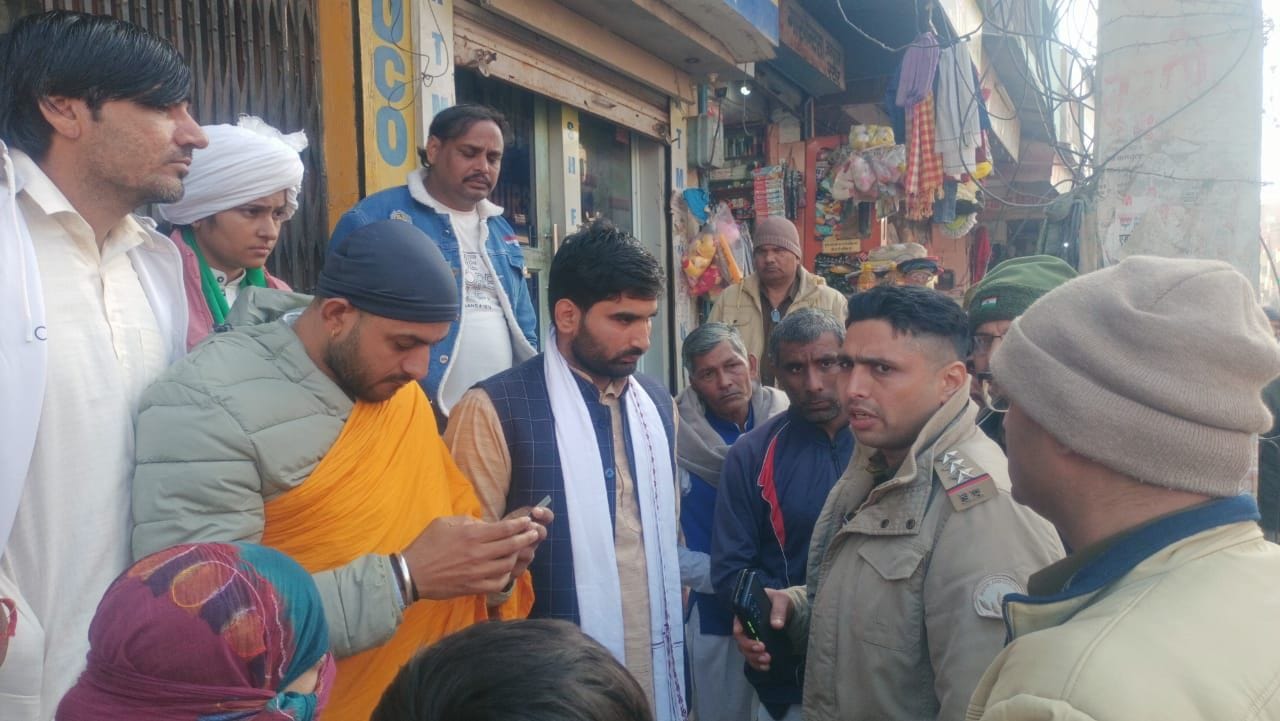 15जेएनडी28: बैंक के बाहर लोगों को आश्वासन देते थाना प्रभारी। संवाद 15जेएनडी28: बैंक के बाहर लोगों को आश्वासन देते थाना प्रभारी। संवाद