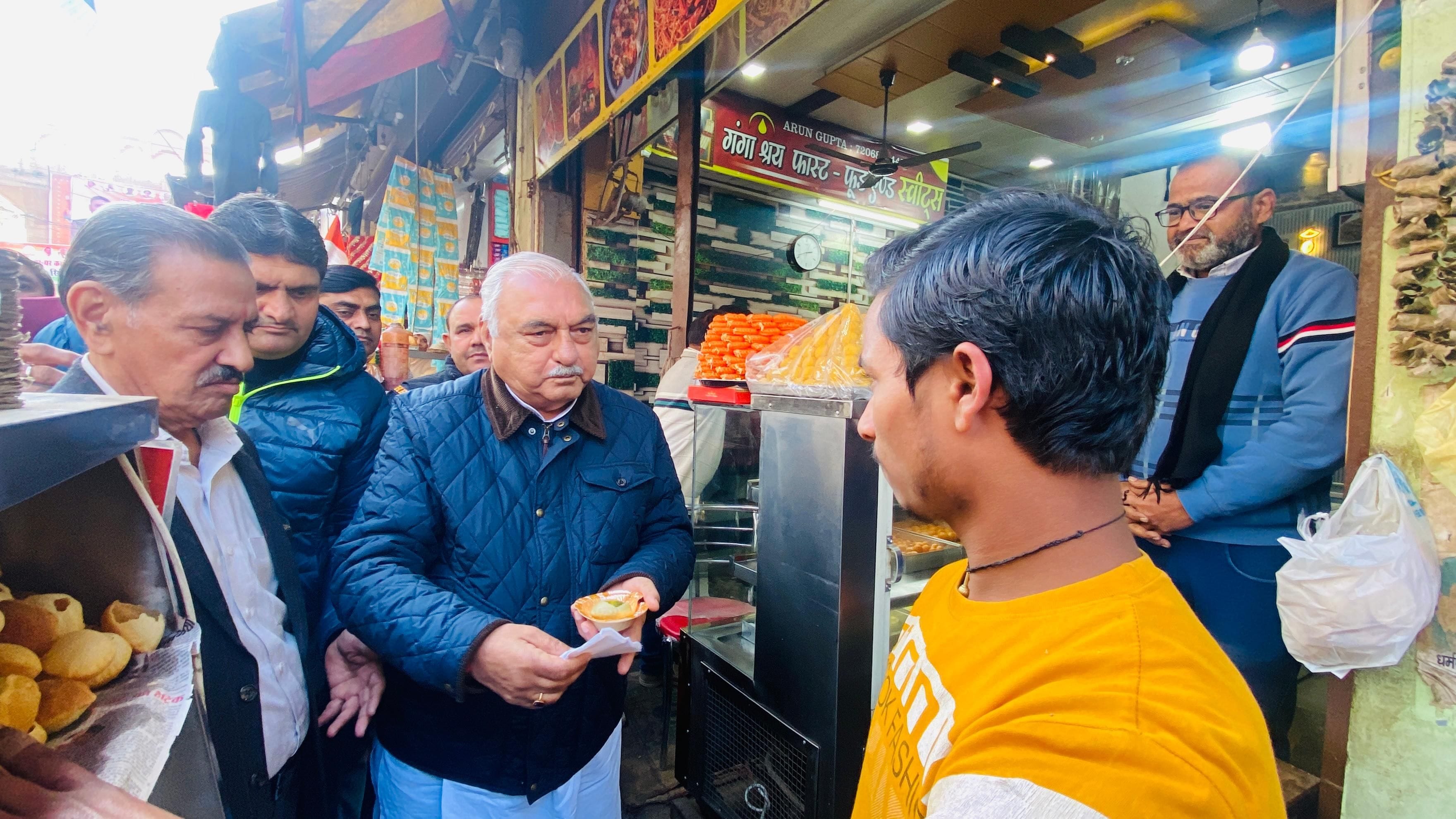 15जेएनडी30 : एक मिठाई की दुकान पर काम करने वाले युवक से गोल गप्पे खाते समय बातचीत करते भूपेंद्र 15जेएनडी30 : एक मिठाई की दुकान पर काम करने वाले युवक से गोल गप्पे खाते समय बातचीत करते भूपेंद्र