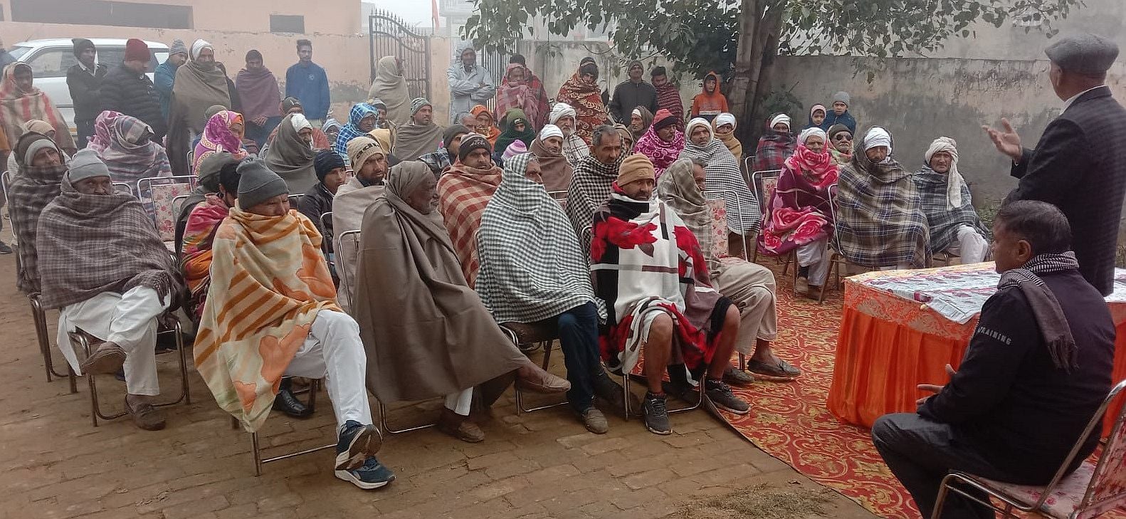 16जेएनडी23: किसानों को प्राकृतिक खेती के फायदे बताते हुए एसडीओ बलजीत लाठर। संवाद