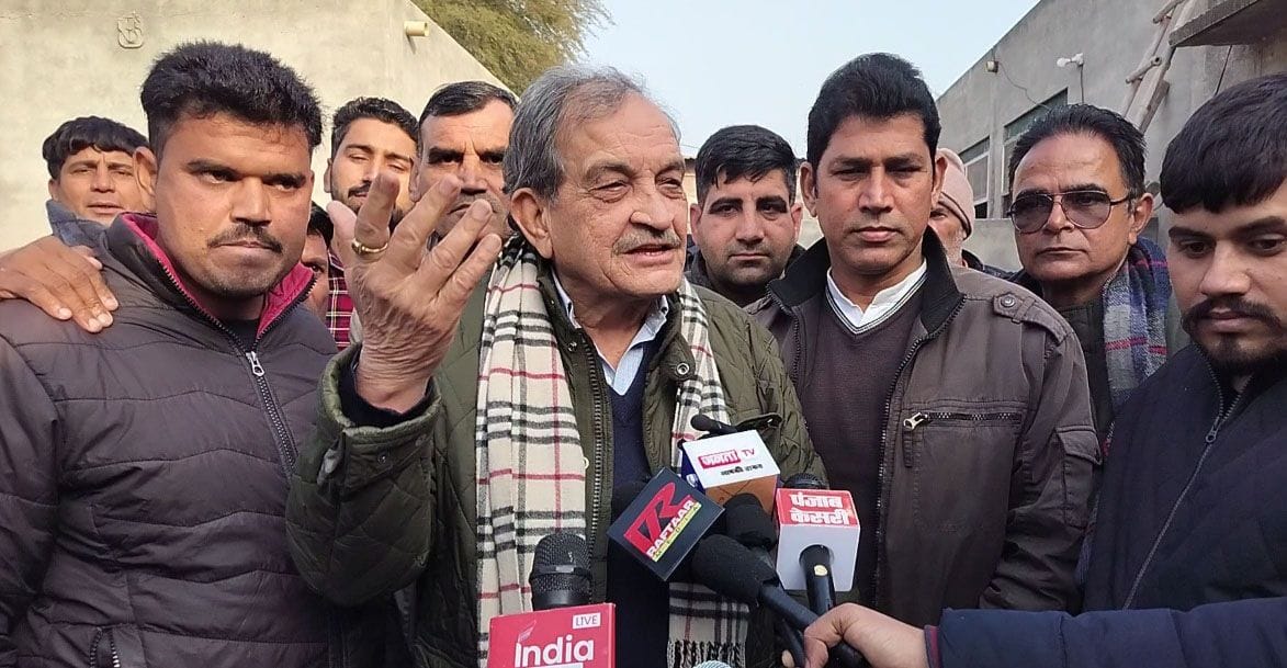 16जेएनडी29: पालवां गांव में पत्रकारों से बातचीत करते हुए पूर्व केंद्रीय मंत्री बीरेंद्र सिंह। स
