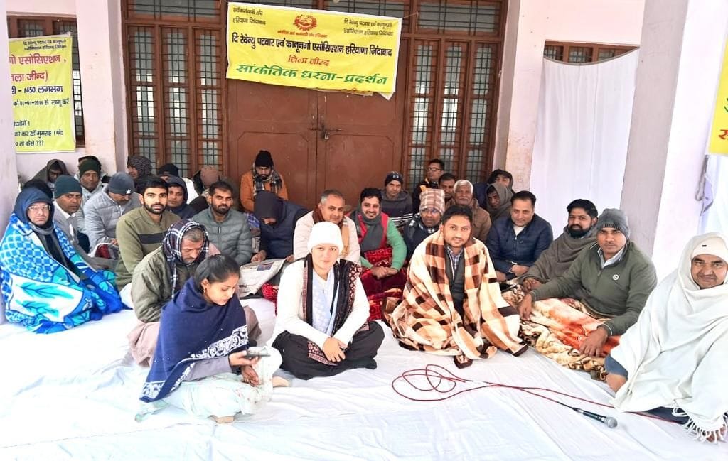 16जेएनडी38: पटवार भवन में हड़ताल पर बैठे पटवारी। संवाद। 16जेएनडी38: पटवार भवन में हड़ताल पर बैठे पटवारी। संवाद।