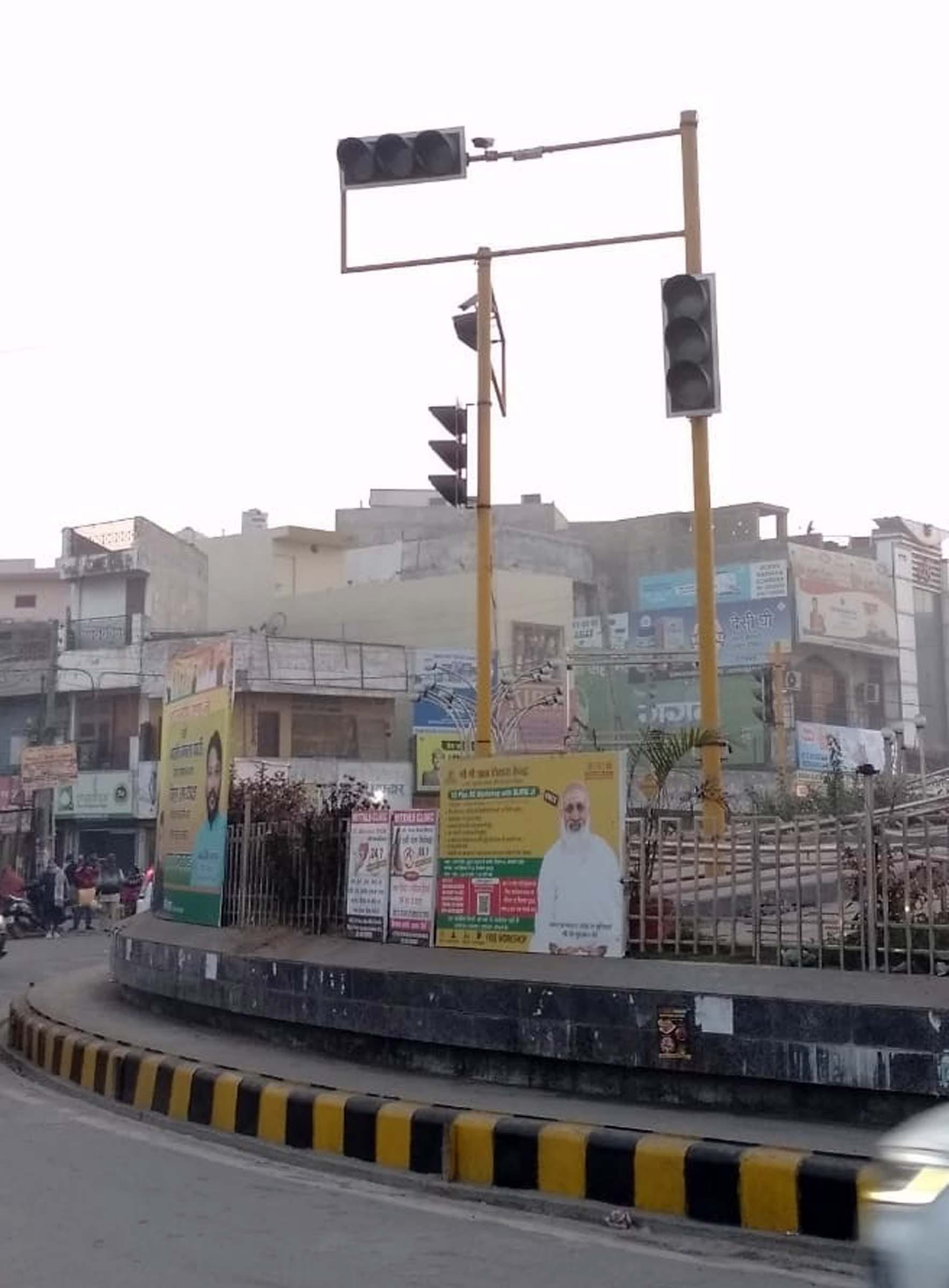 अंबाला सिटी के पॉलीटेक्रिक चौक से तीन सवारियों सहित गुजरता दोपहियां वाहन ।