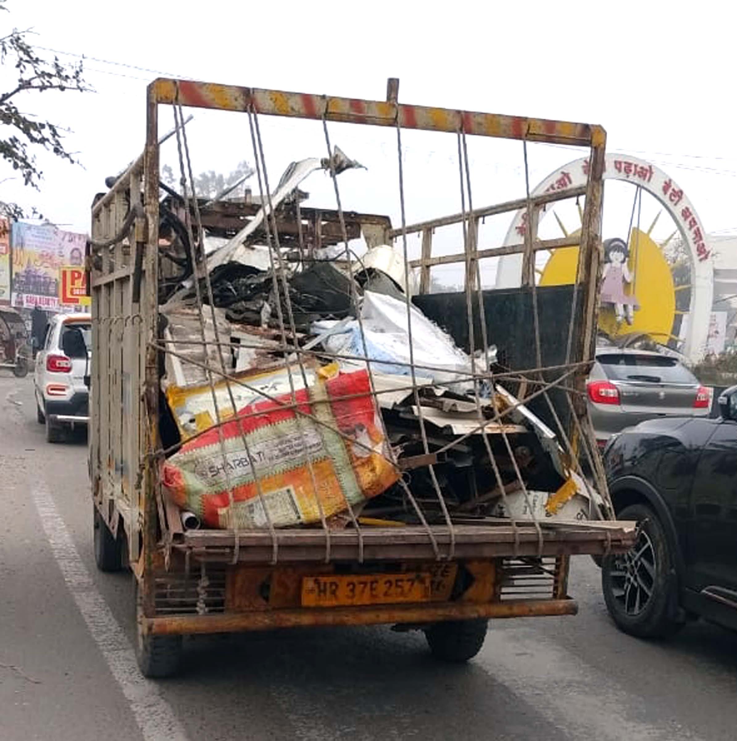 अंबाला सिटी के पॉलीटेक्रिक चौक से तीन सवारियों सहित गुजरता दोपहियां वाहन ।