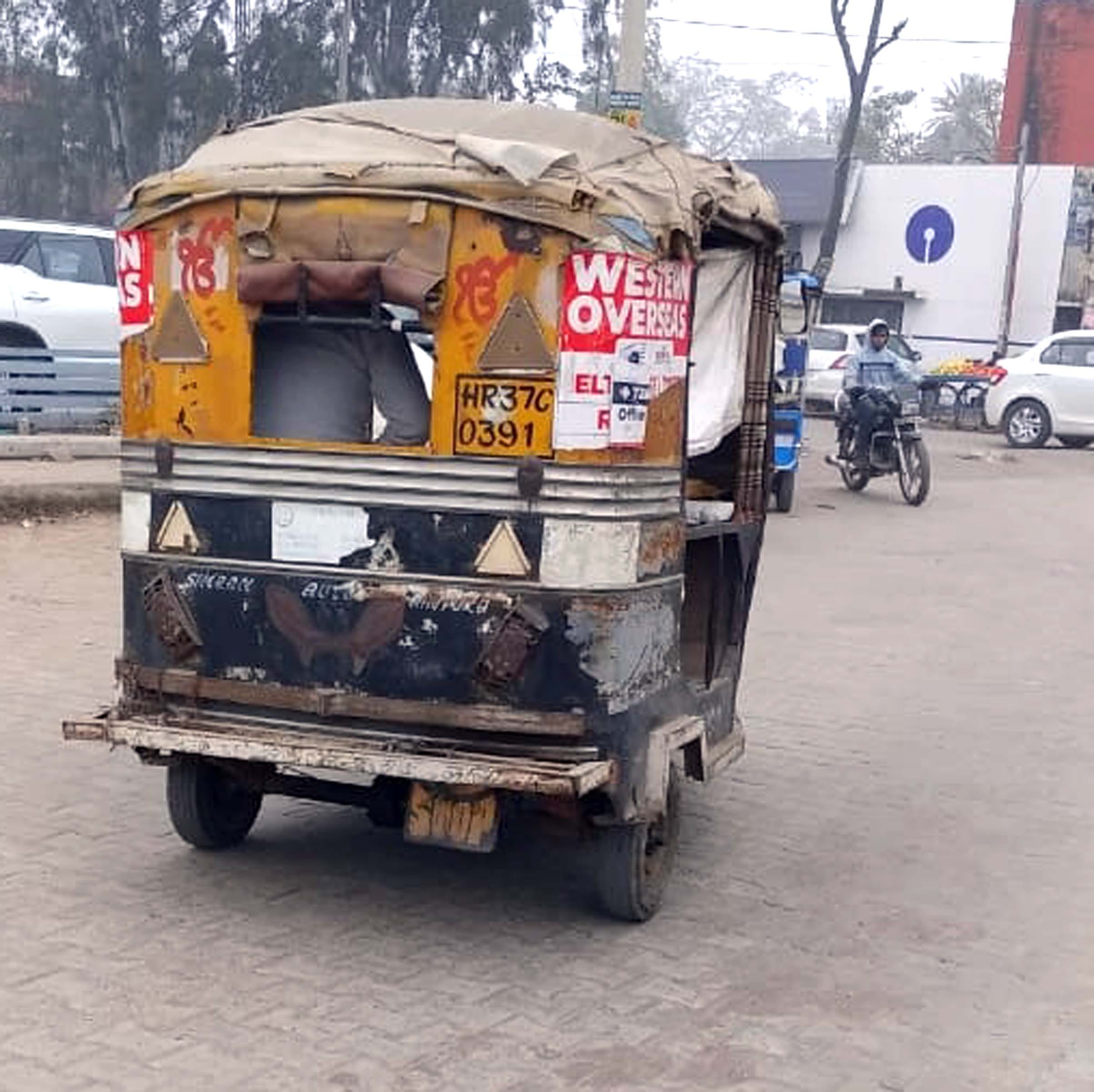 अंबाला सिटी के पॉलीटेक्रिक चौक से तीन सवारियों सहित गुजरता दोपहियां वाहन ।