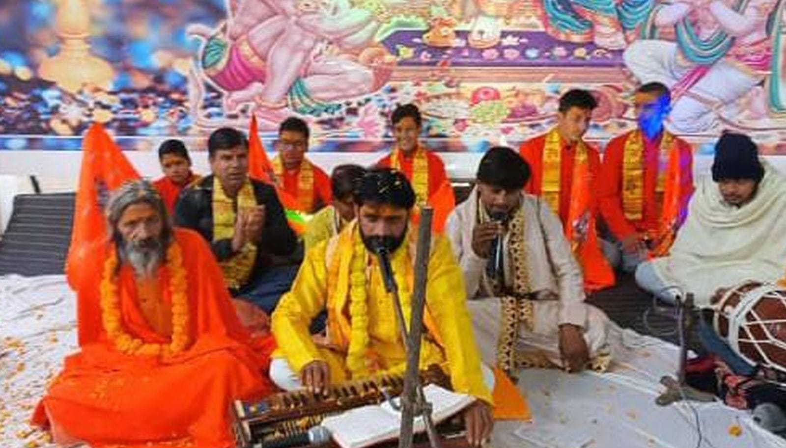 अयोध्या रवाना होते विहिप व बजरंग दल के पदाधिकारी। स्वयं अयोध्या रवाना होते विहिप व बजरंग दल के पदाधिकारी। स्वयं