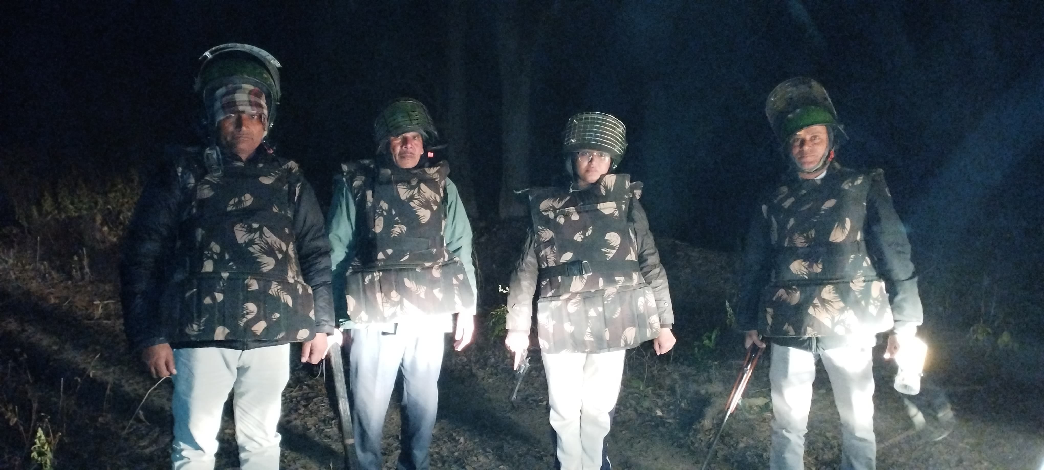 ॣबजनौर में मामले की जानकारी लेते वनाधिकारी। ॣबजनौर में मामले की जानकारी लेते वनाधिकारी।