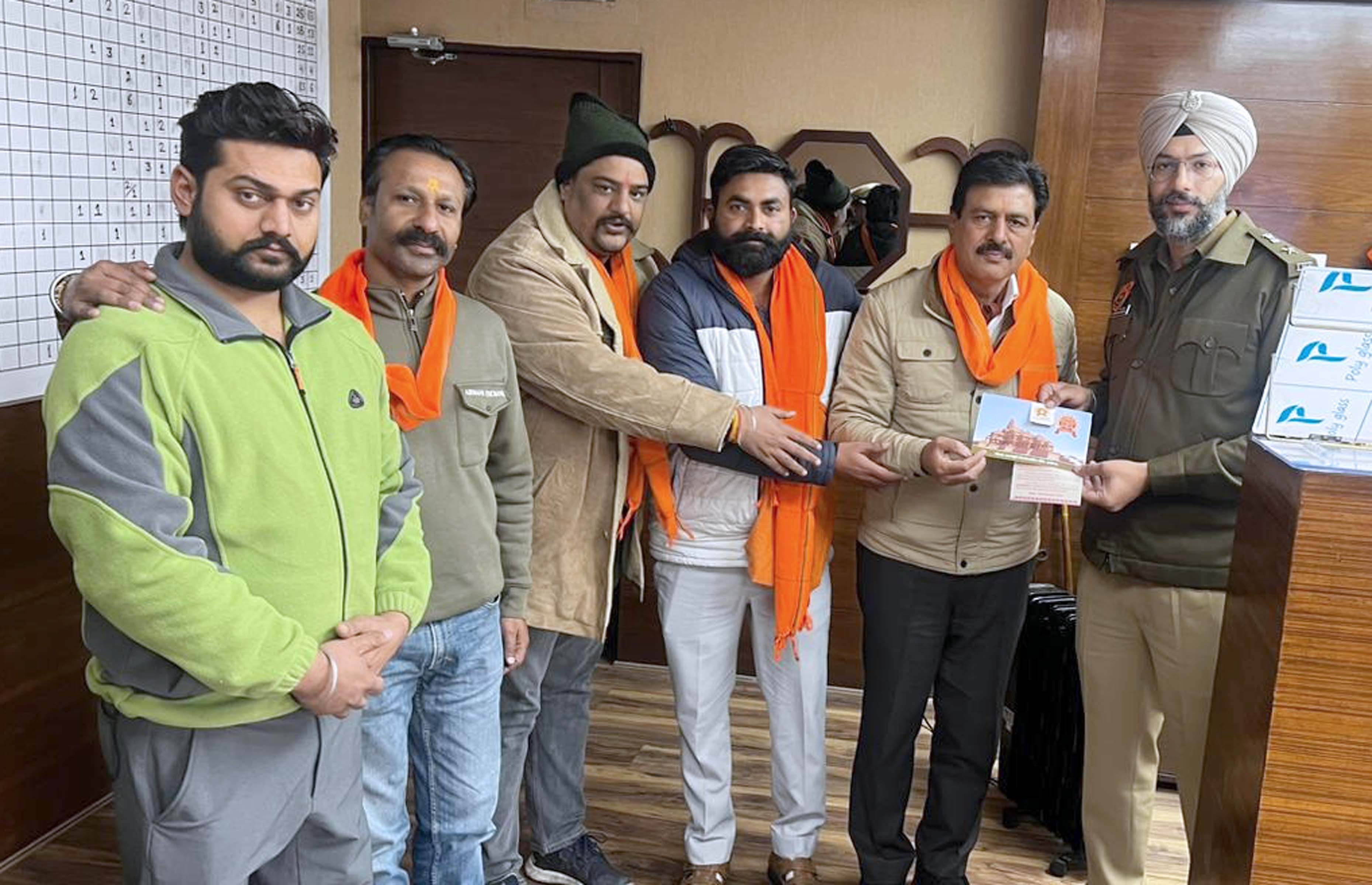 गांव मुलाना में निमंत्रण पत्र सौंपते बजरंग दल मुलाना के सदस्य। गांव मुलाना में निमंत्रण पत्र सौंपते बजरंग दल मुलाना के सदस्य।