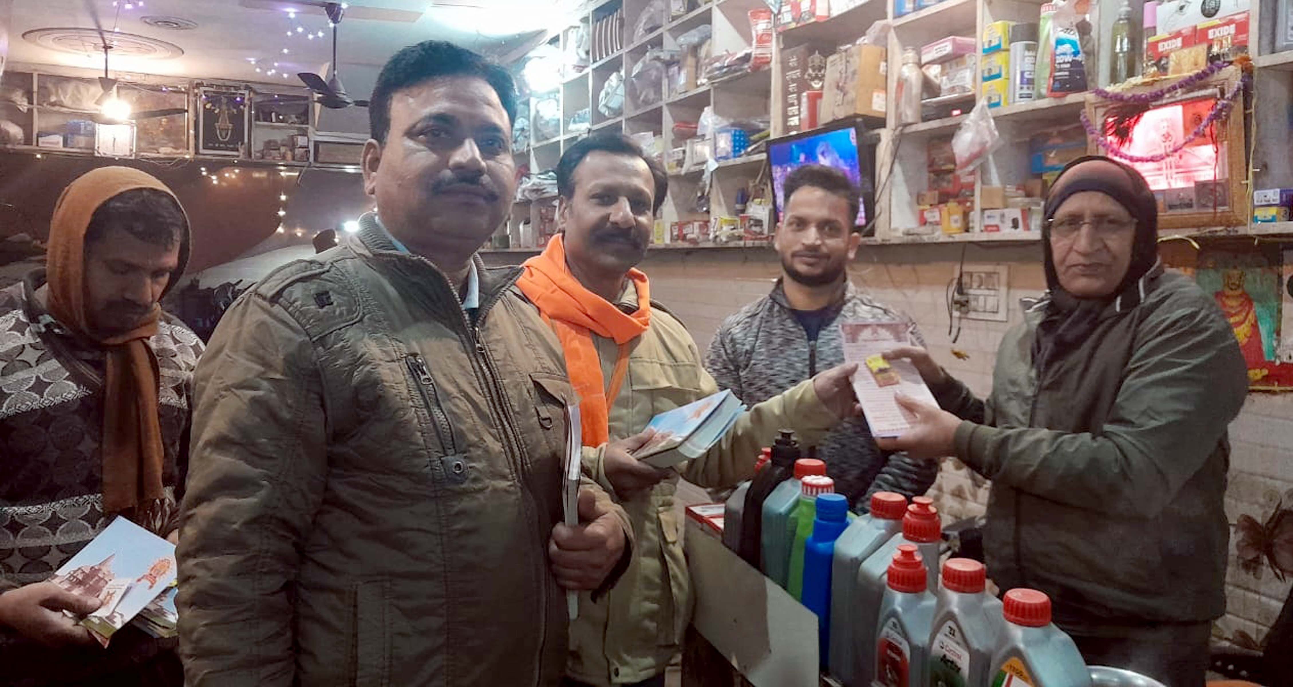 गांव मुलाना में निमंत्रण पत्र सौंपते बजरंग दल मुलाना के सदस्य। गांव मुलाना में निमंत्रण पत्र सौंपते बजरंग दल मुलाना के सदस्य।