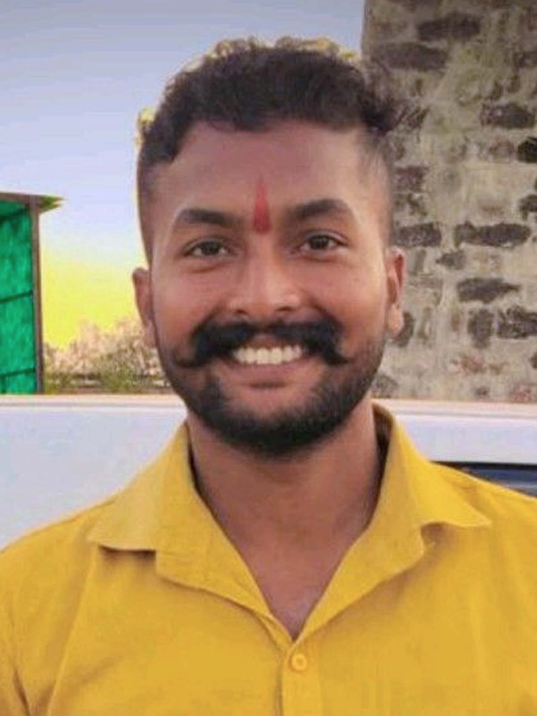 गांव मुलाना में निमंत्रण पत्र सौंपते बजरंग दल मुलाना के सदस्य। गांव मुलाना में निमंत्रण पत्र सौंपते बजरंग दल मुलाना के सदस्य।