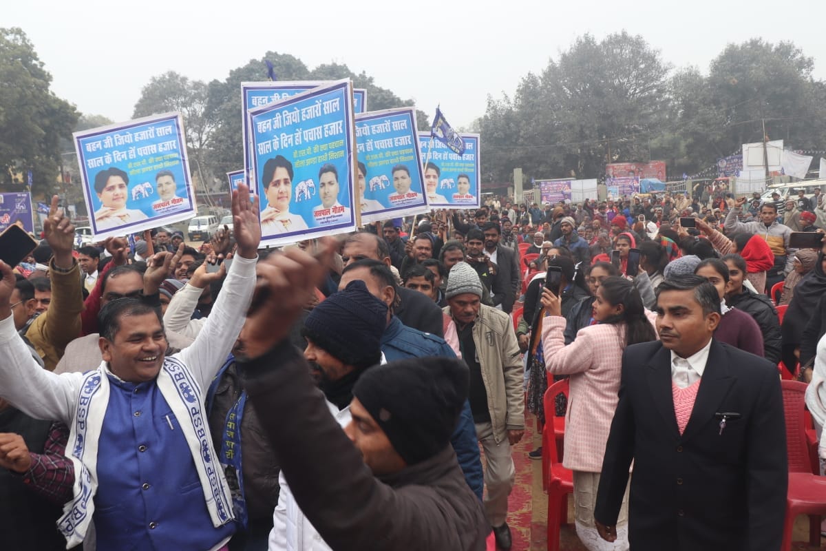 जीआईसी खेल मैदान पर बसपा सुप्रीमो मायावती के जन्मदिन कार्यक्रम में बोलते बरेली मंडल के मुख्य प्