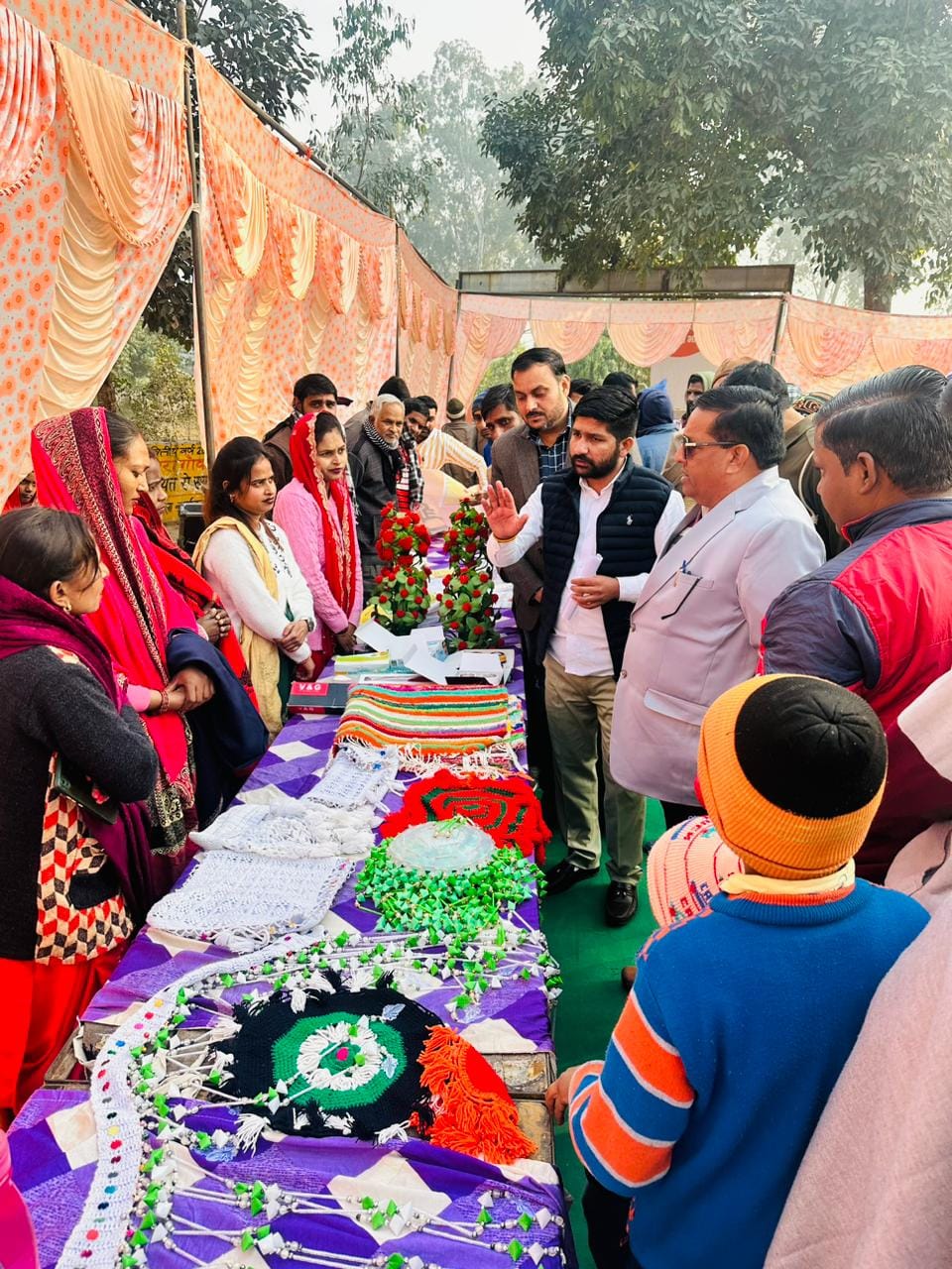 जनसंवाद कार्यक्रम में ग्रामीणों को शपथ दिलवाते हुए जनसंवाद कार्यक्रम में ग्रामीणों को शपथ दिलवाते हुए