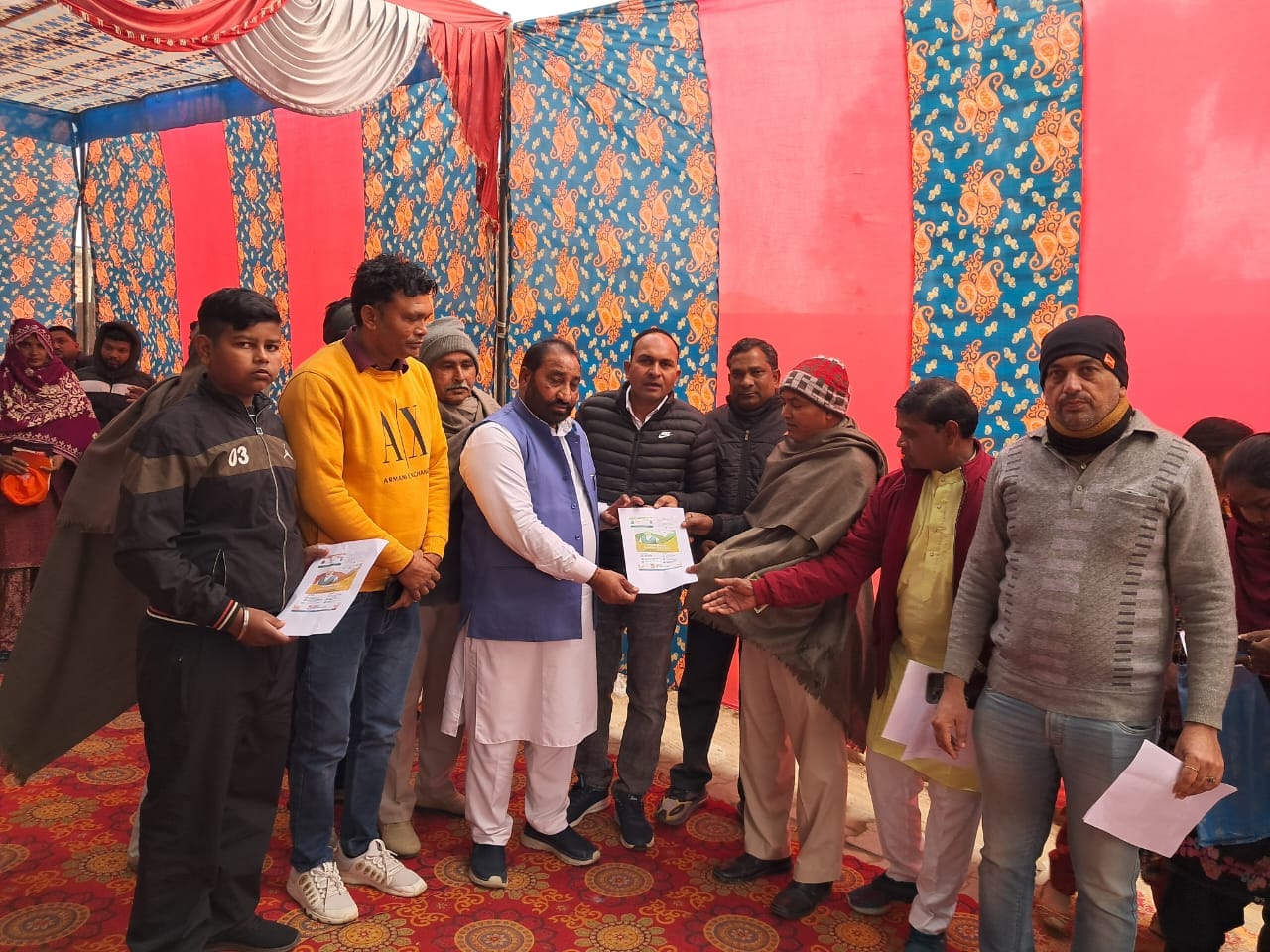 जनसंवाद कार्यक्रम में ग्रामीणों को शपथ दिलवाते हुए जनसंवाद कार्यक्रम में ग्रामीणों को शपथ दिलवाते हुए