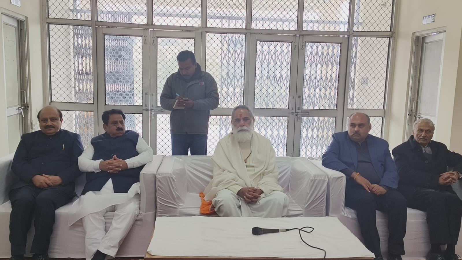 कुरुक्षेत्र। सदाचर स्थल पर पूर्व प्रधामंत्री गुलजारी लाल नंदा की समाधि पर पुष्प अर्पित कर श्रद कुरुक्षेत्र। सदाचर स्थल पर पूर्व प्रधामंत्री गुलजारी लाल नंदा की समाधि पर पुष्प अर्पित कर श्रद