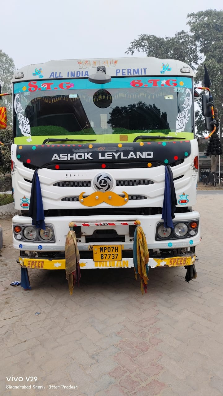 मृतक आनंद। संवाद