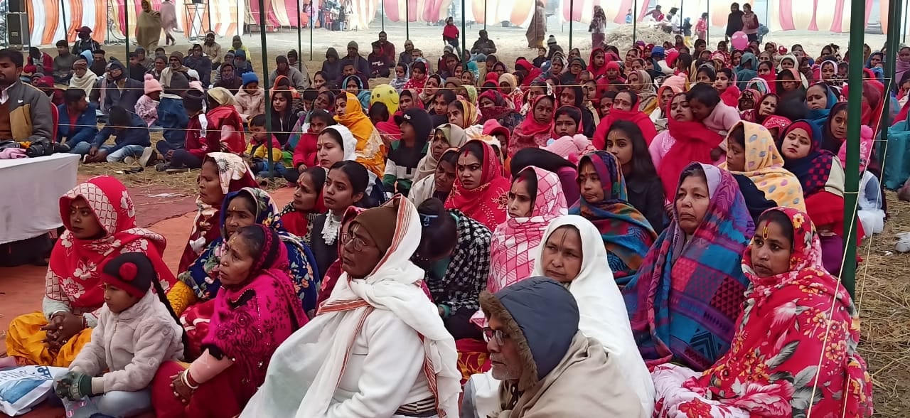 न्यूरिया कॉलोनी में आयोजित भागवत कथा में कथा सुनाते अतुल कृष्ण शास्त्री । संवाद