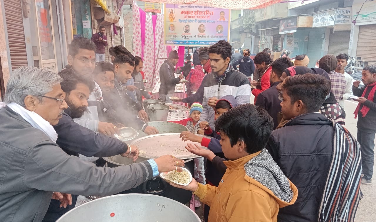 पूरनपुर सीएचसी में आयोजित भंडारे में प्रसाद ग्रहण करते लोग । संवाद पूरनपुर सीएचसी में आयोजित भंडारे में प्रसाद ग्रहण करते लोग । संवाद