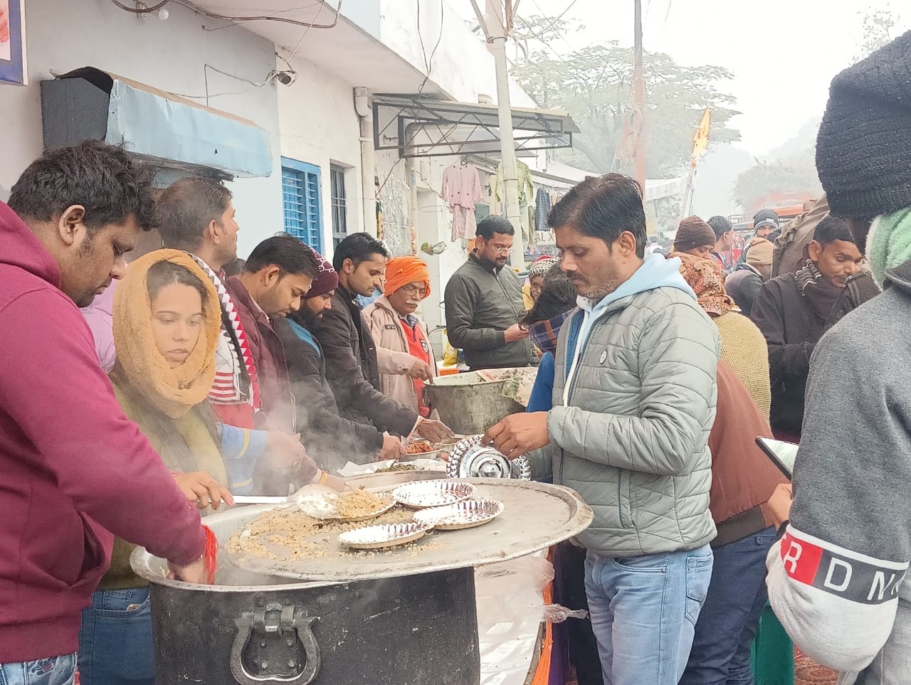पूरनपुर सीएचसी में आयोजित भंडारे में प्रसाद ग्रहण करते लोग । संवाद पूरनपुर सीएचसी में आयोजित भंडारे में प्रसाद ग्रहण करते लोग । संवाद