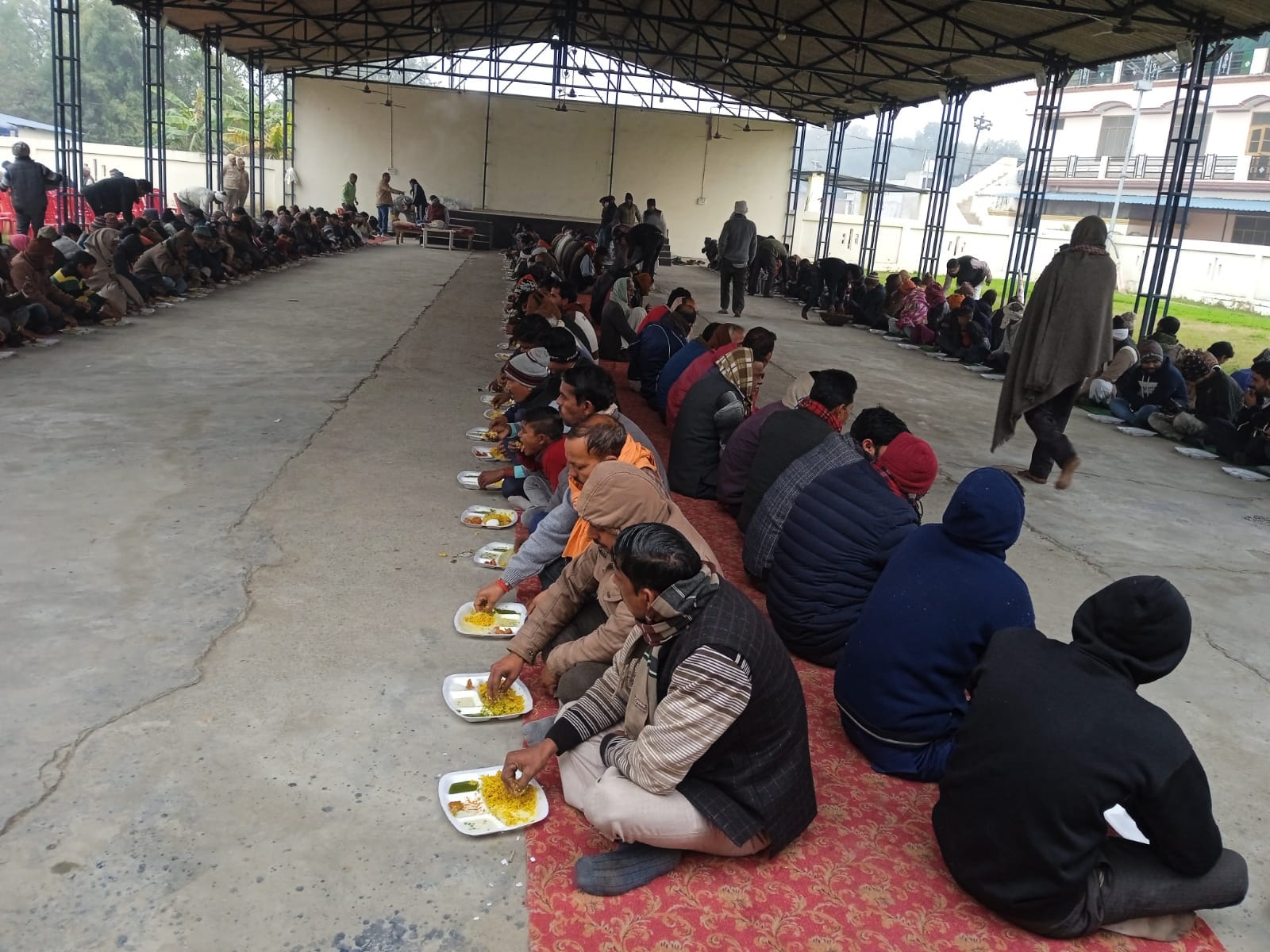 पूरनपुर सीएचसी में आयोजित भंडारे में प्रसाद ग्रहण करते लोग । संवाद पूरनपुर सीएचसी में आयोजित भंडारे में प्रसाद ग्रहण करते लोग । संवाद
