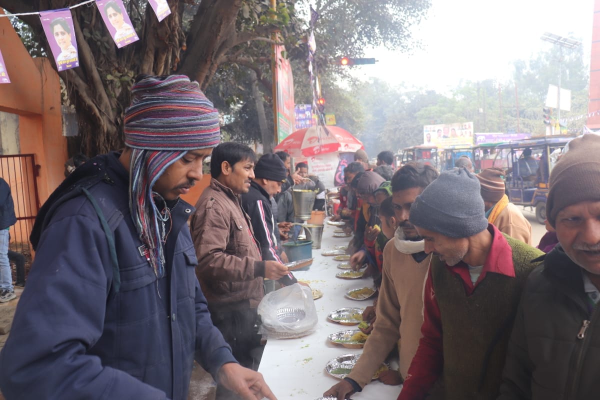 शाहजहांपुर की लकड़ी मंडी में भंडारा का प्रसाद ग्रहण करते लोग। संवाद