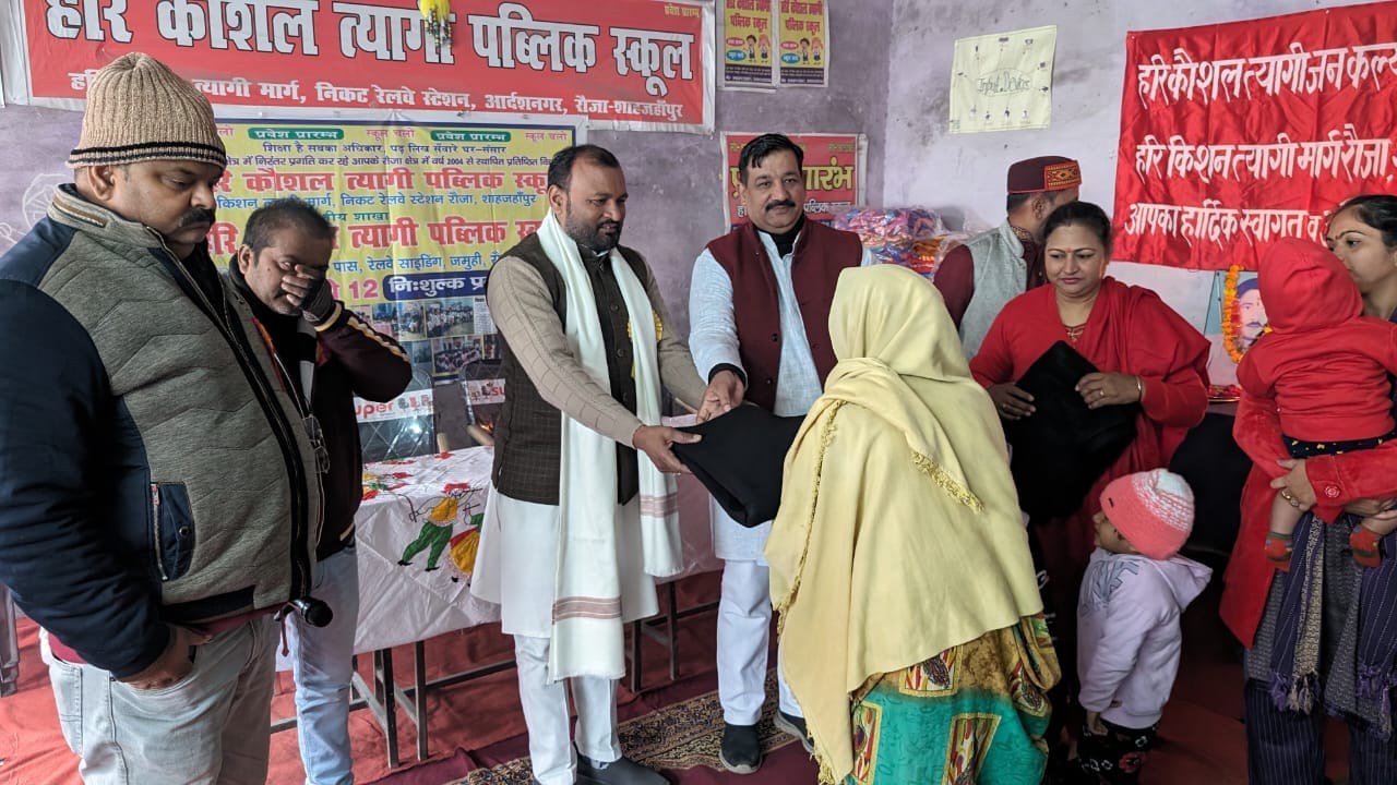 शाहजहांपुर की लकड़ी मंडी में भंडारा का प्रसाद ग्रहण करते लोग। संवाद