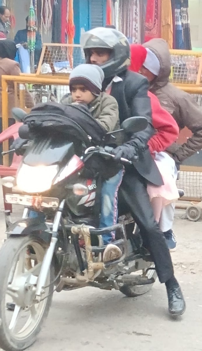 शहर में सोमवार की सुबह रोडवेज जाने वाली रोड पर छाया कोहरा । संवाद शहर में सोमवार की सुबह रोडवेज जाने वाली रोड पर छाया कोहरा । संवाद