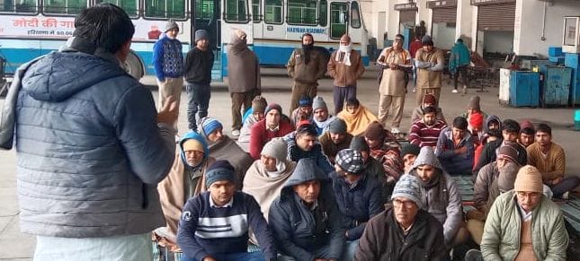 17जेएनडी06-रोडवेज वर्कशाप में बैठक करते सांझा मोर्चा के पदाधिकारी। स्वयं