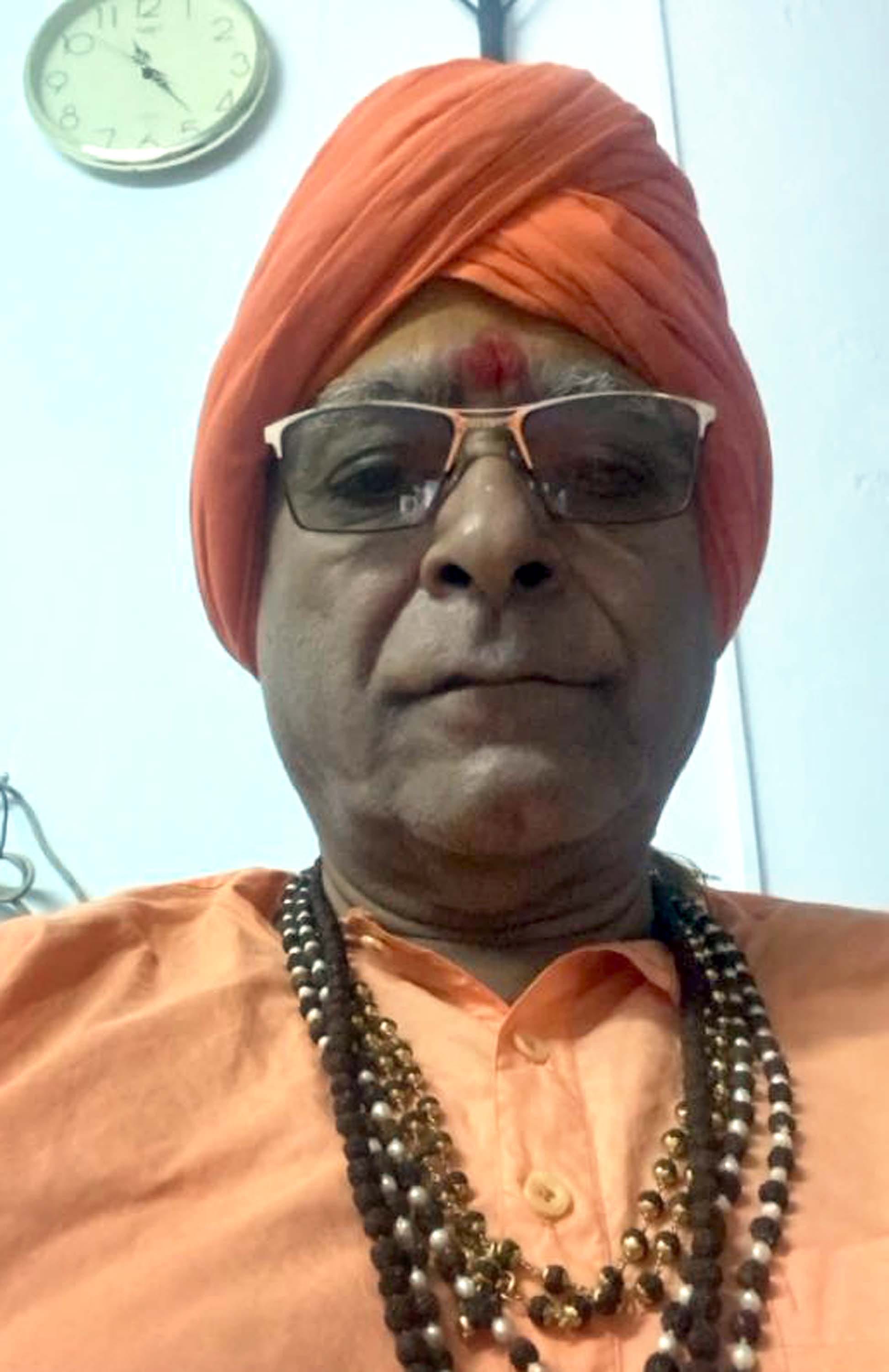 अंबाला छावनी में संत महात्मा को निमंत्रण पत्र सौंपते हिन्दू विश्व परिषद के सदस्य। अंबाला छावनी में संत महात्मा को निमंत्रण पत्र सौंपते हिन्दू विश्व परिषद के सदस्य।